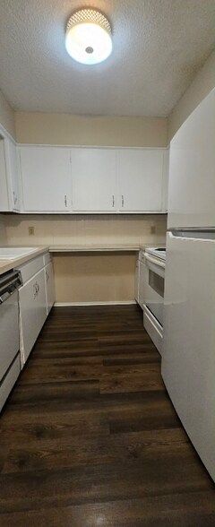 Building Photo - 911 W River Blvd