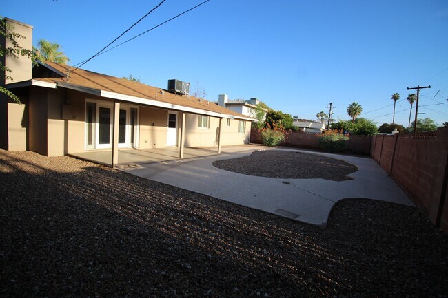 Building Photo - 2417 S Newberry Rd