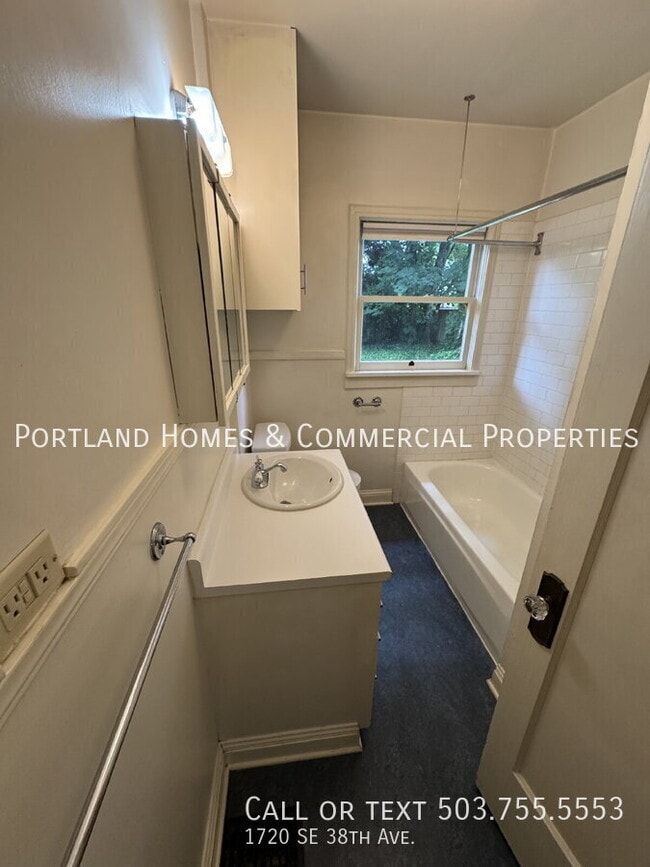 Building Photo - 1720 SE 38th Ave