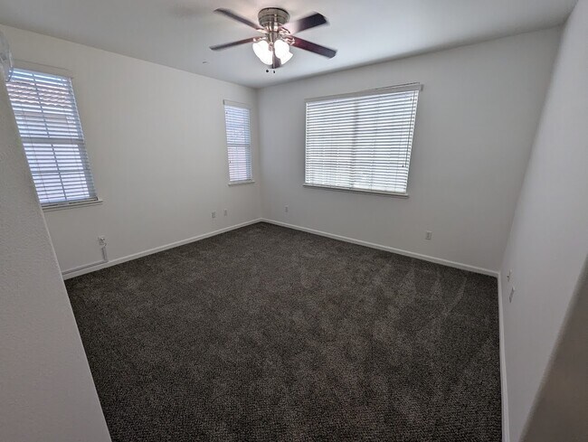 Building Photo - 910 Sierra View Cir