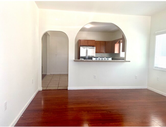 Building Photo - 3028 Edgehill Dr