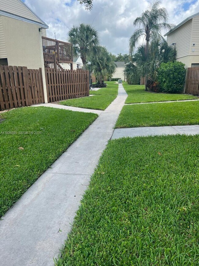 Building Photo - 641 Executive Center Dr