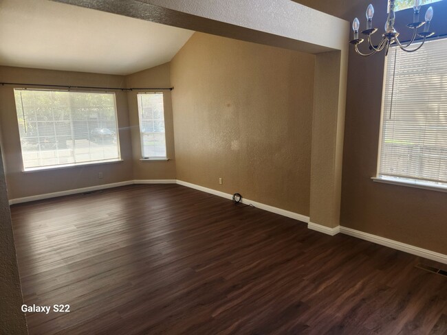 Building Photo - Beautiful 4 bedroom, 3 bathroom home locat...