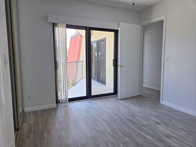 Building Photo - 3888 Victoria Dr