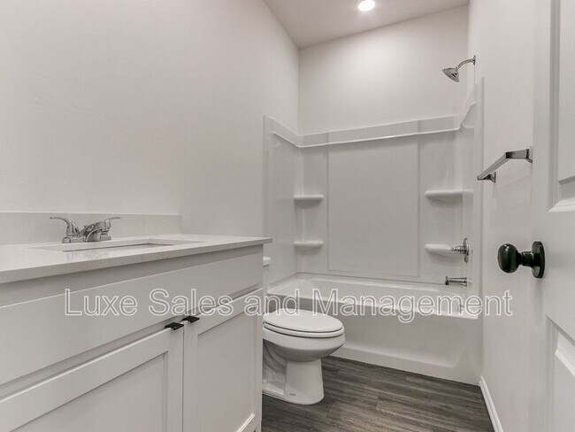 Building Photo - 10908 Oak Holw Ln