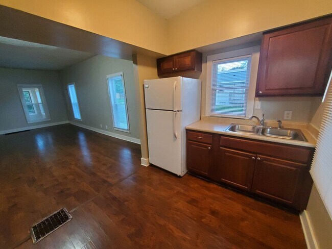 Building Photo - 2 Bedroom, 1 Bathroom home with front porch and fenced yard!