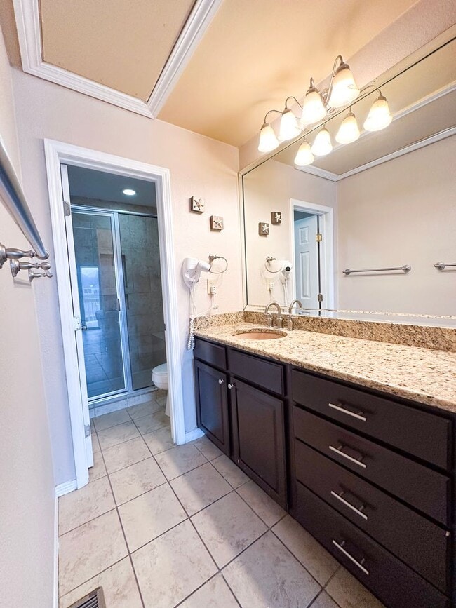 Building Photo - Unfurnished 2 Bedroom Townhome Near the Be...
