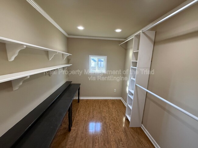 Building Photo - 1921 Bradford St