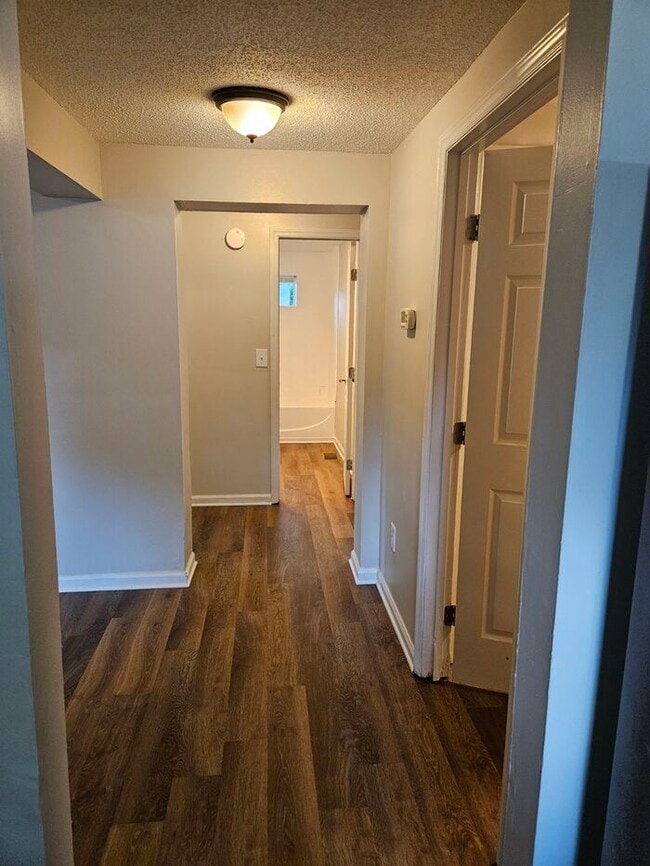 Building Photo - Charming 3 bedroom