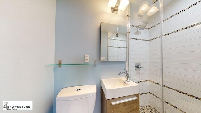 Building Photo - 578 Henry St