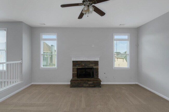 Building Photo - Beautiful large 4-bedroom home