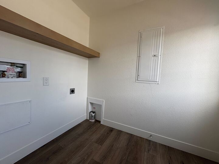 Building Photo - 2060 N Center St