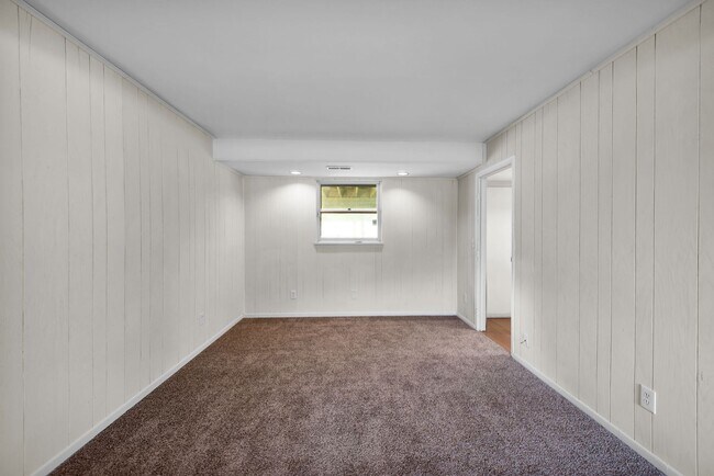 Building Photo - 2700 Queenswood Dr