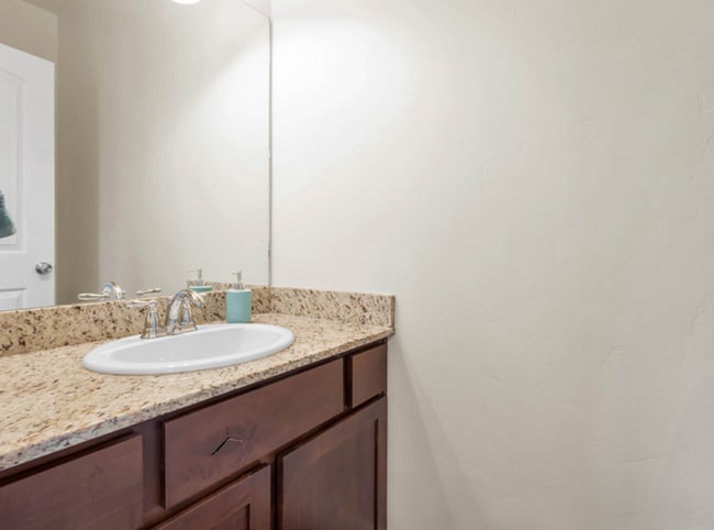 Building Photo - 4 Bed/2.5 Bathroom home in Woods Cross