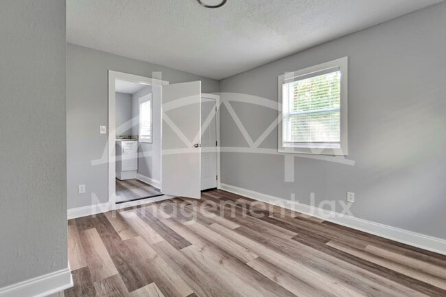 Building Photo - 1536 W 10th St