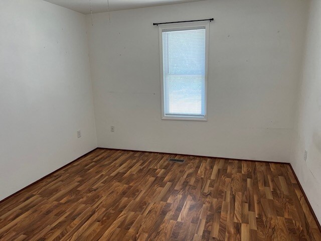 Bedroom - 4225 W Southport Rd