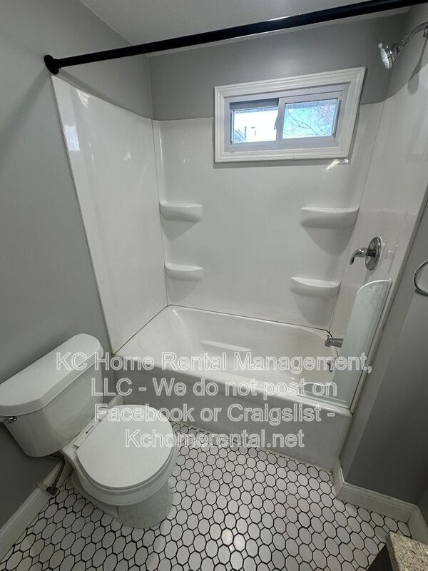 Building Photo - 2535 Charlotte St