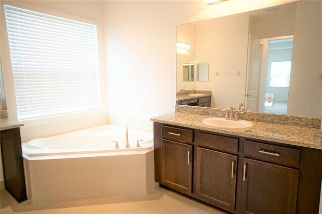 Building Photo - 30835 Spruceberry Ct
