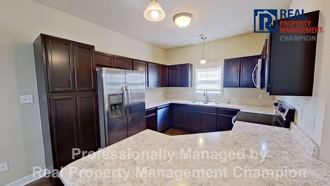 Building Photo - Beautiful Townhome with Open Floorplan and Covered Patio