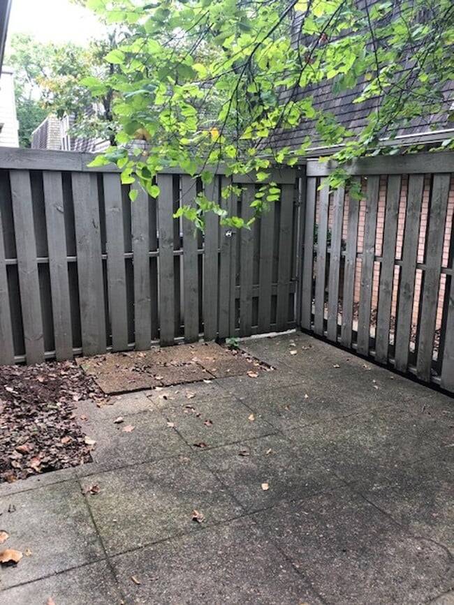Building Photo - 2 bed/1.5 Bath Condo in Green Hills, Commu...