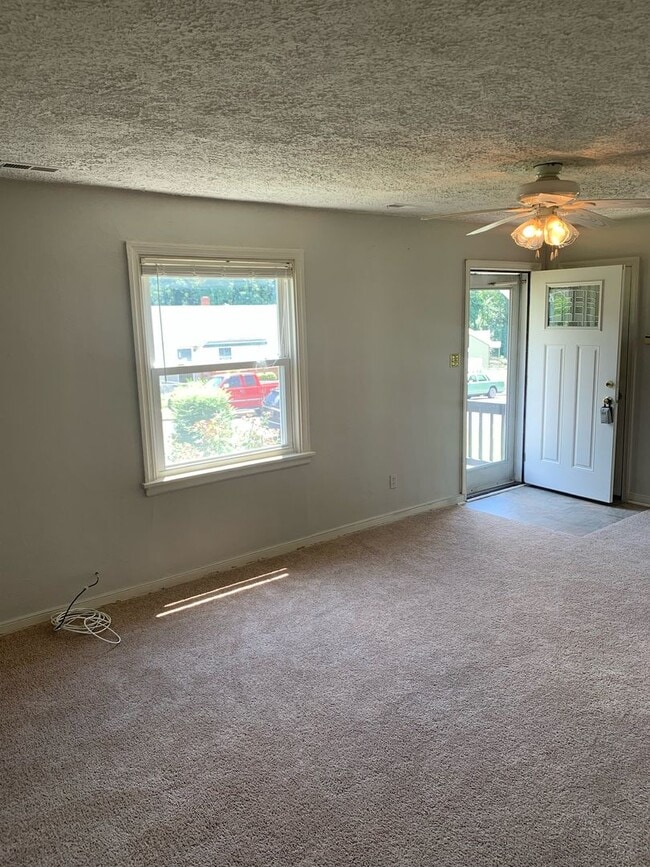Building Photo - Beautiful 3 Bedroom home off of the Virgin...