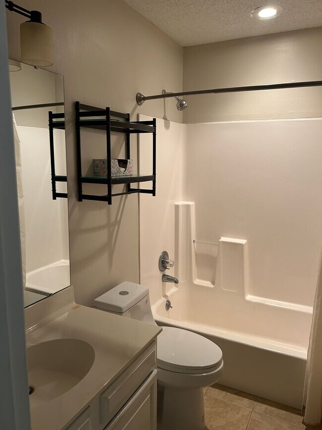 Building Photo - Three Bedroom Home in Bayview Farms - Jame...