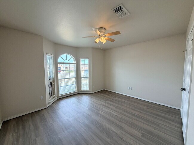 Building Photo - Spacious 3-Bed, 2-Bath Gem with 1,690 Sq Ft of Comfort!"