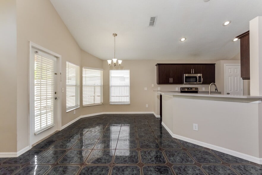 Building Photo - 2801 River Ridge Dr