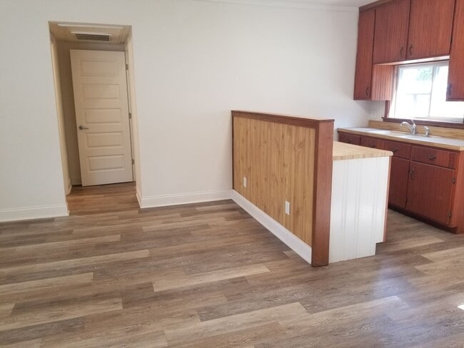 Building Photo - Lake Life All Year Round!