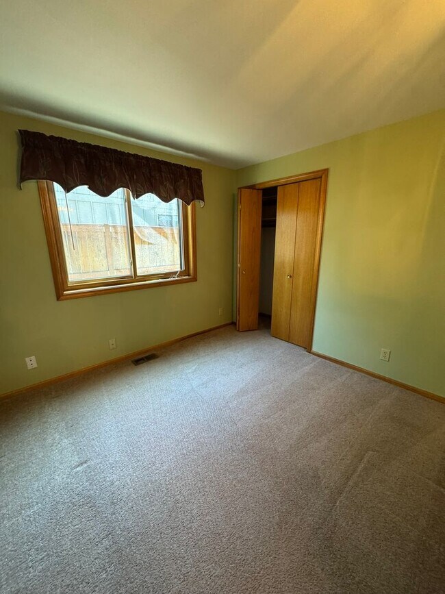 Building Photo - Beautifully landscaped 3 bed/2 bath home in Springfield