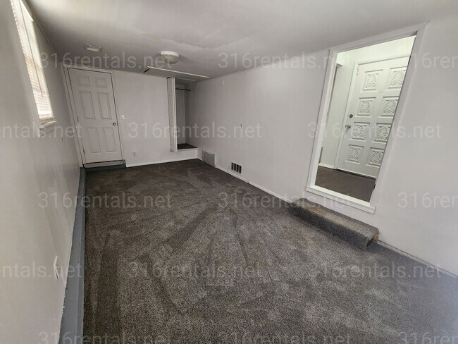 Building Photo - $975 - 3 bedroom / 1 bathroom - Single Fam...