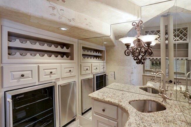 Building Photo - 5528 Holly Springs Dr