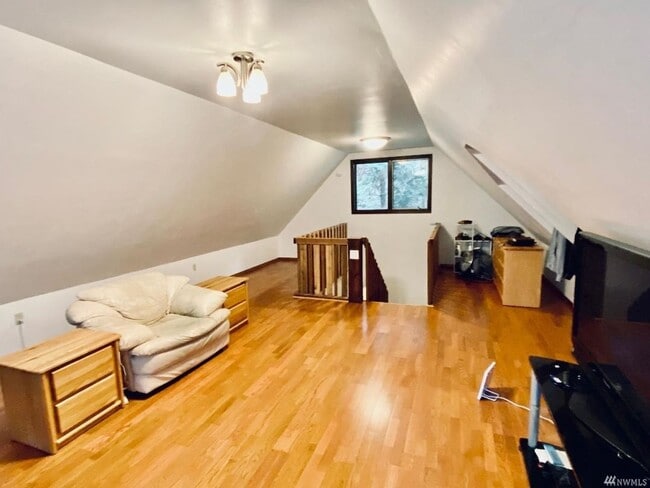 Building Photo - Versatile 3-Bedroom Silver Lake Home with ...