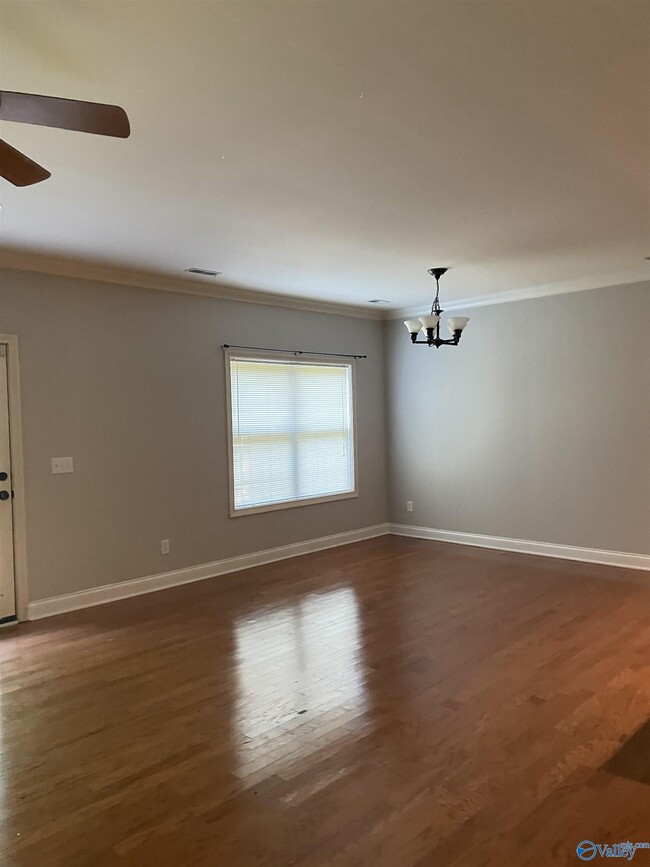 Building Photo - 212 Treetop Dr SE