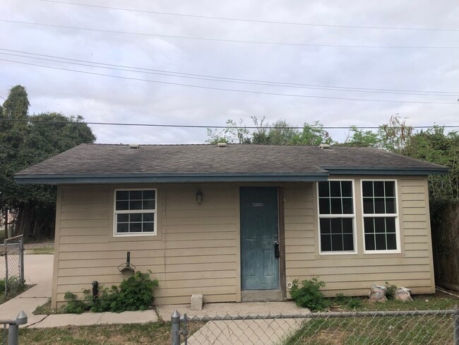 Building Photo - 422 W Lott Ave