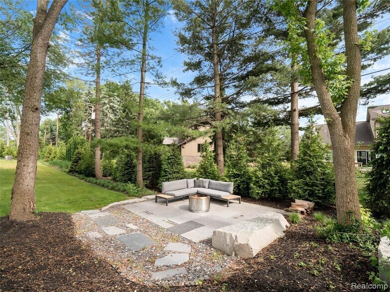 Building Photo - 3467 Sutton Pl