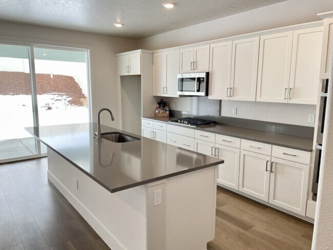 Building Photo - "Spacious 4-Bedroom Home on East Caldera Street with 2.5 Baths and 2,498 Sq Ft of Comfort in Meri...