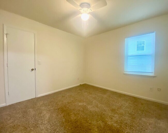 Building Photo - Mint Hill ranch - 3 bed, 2 bath with large...