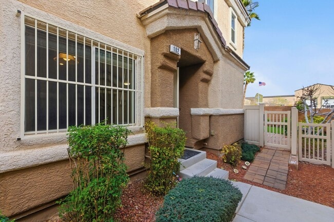 Building Photo - GORGEOUS TWO STORY TOWNHOME IN LAS VEGAS