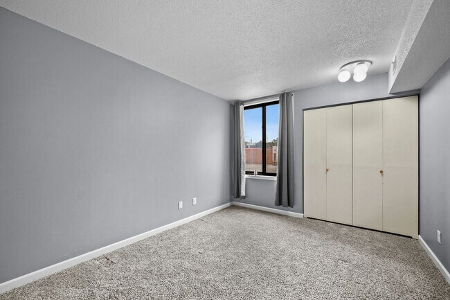 Building Photo - 2bed 2 bath contemporary condo overlooking the Waveland Golf Course