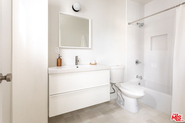 Building Photo - 3611 1/2 Bellevue Ave