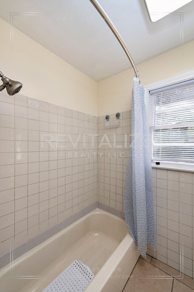 Building Photo - Newly Renovated 3 Bed 1.5 Bath Home in Mobile