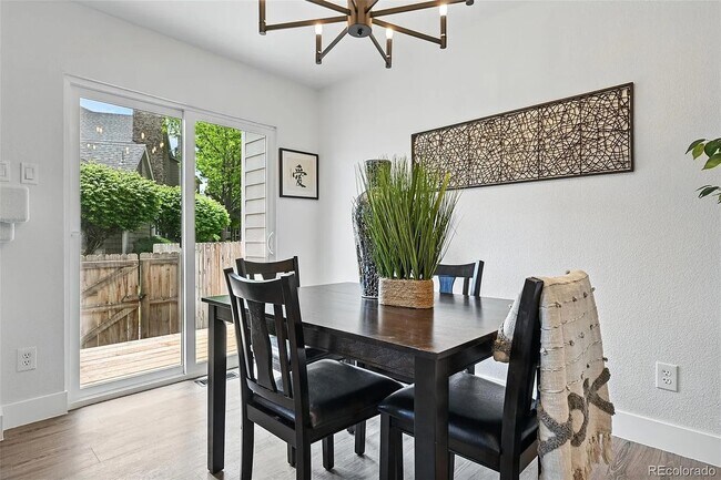 Building Photo - Beautiful, updated, spacious unit!