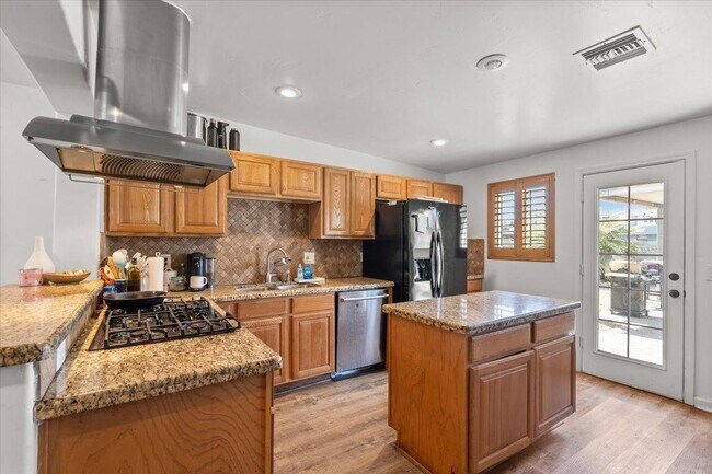 Building Photo - 535 W 19th St