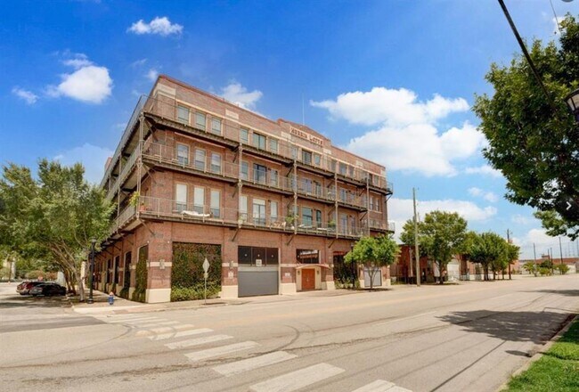 Building Photo - 2205 McKinney St