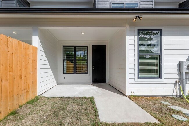 Building Photo - 213 Lynn Dr