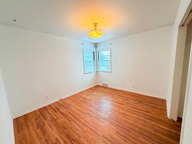 Building Photo - Beautiful 3 Bed 2 Bath Home