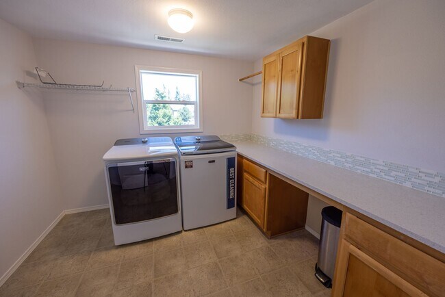 Building Photo - Home for rent in fast growing Ridgefield, WA - 4 bedr + Bonus Room