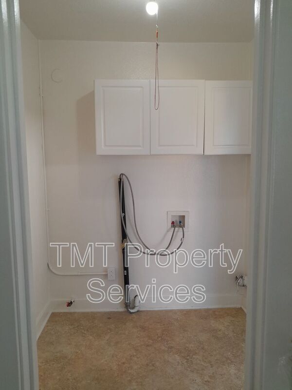 Building Photo - 619 E Cook St