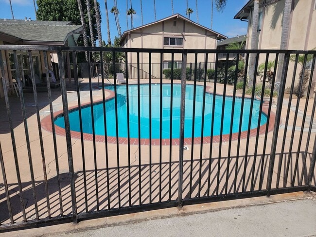 Building Photo - Wonderful 1 bedroom ground floor condo